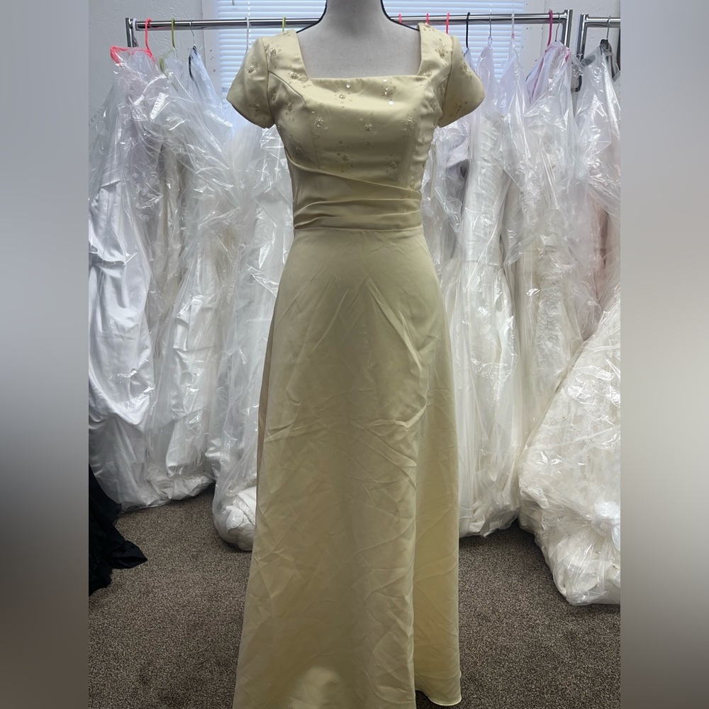 Elegant Cream Women's Dress